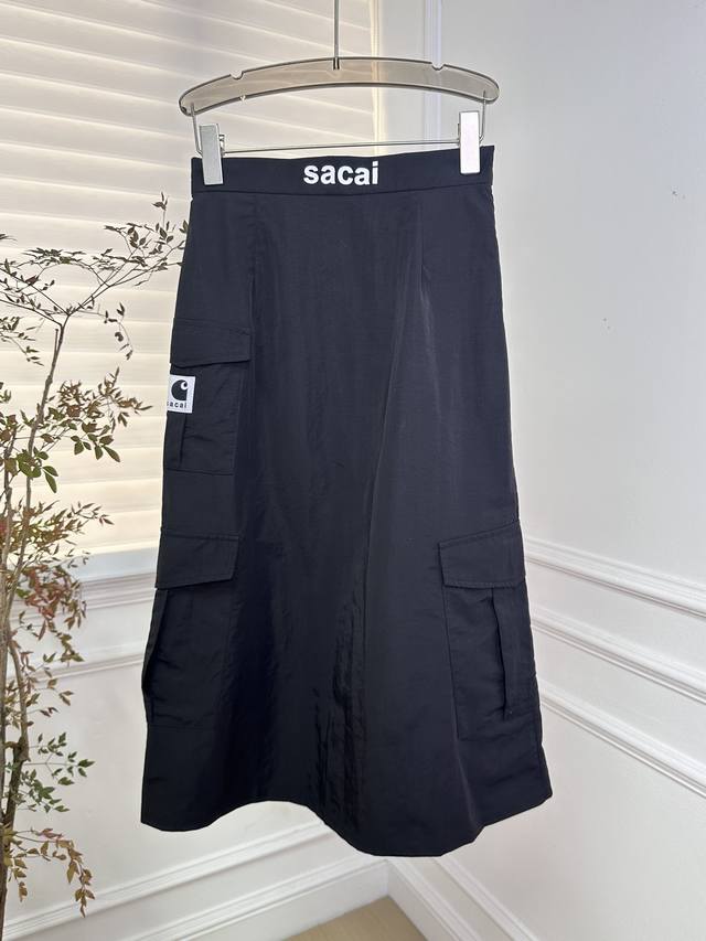 Saca*24早春夏新款 Sac*工装口袋款式的半裙 总是最酷气质的极致体现 才能有这种上身效果 长度刚刚好 不压身 结合挺括的版型 可以很好穿出理想的廓形感